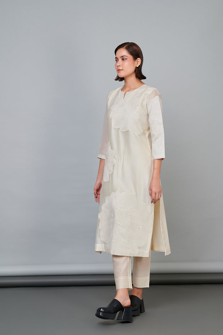 9001338 IVORY ON IVORY FLORAL