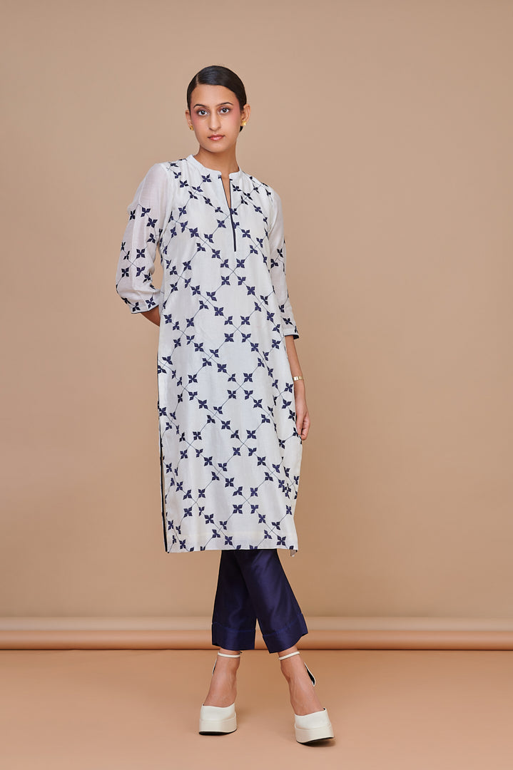 9001335 IVORY INDIGO CLASSIC APPLIQUE