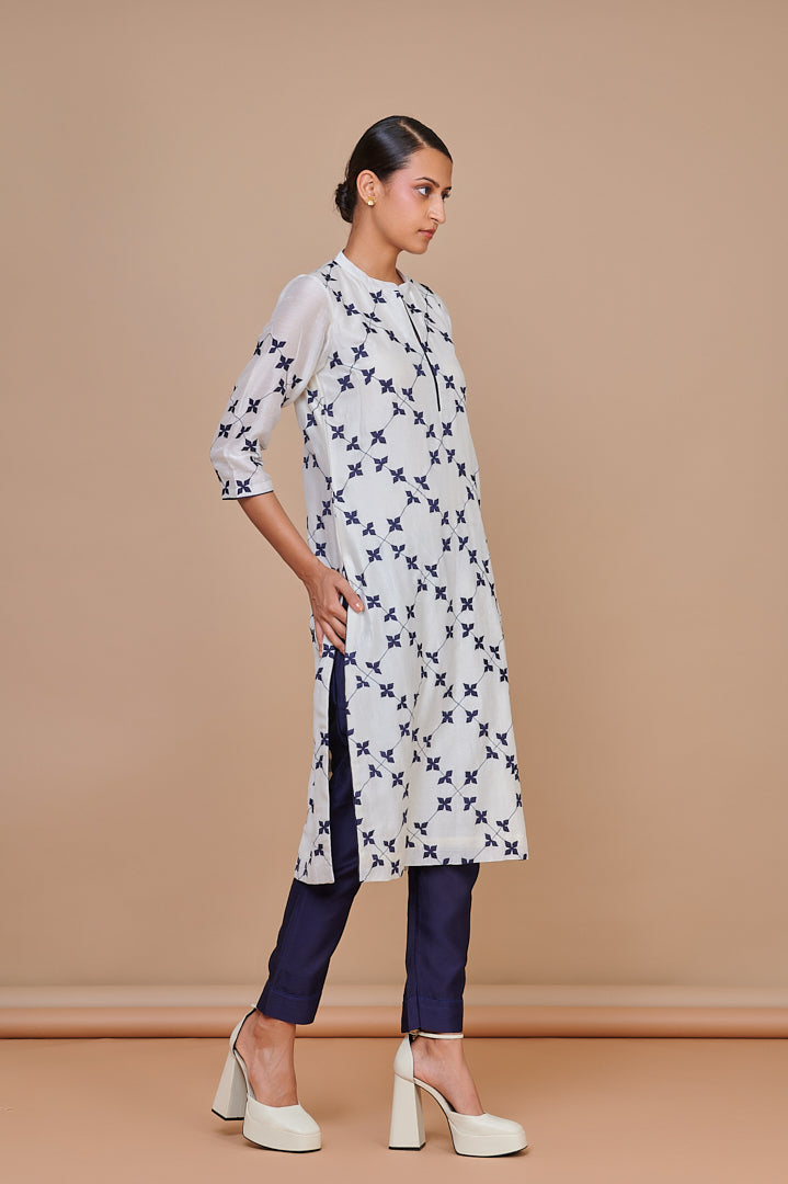 9001335 IVORY INDIGO CLASSIC APPLIQUE