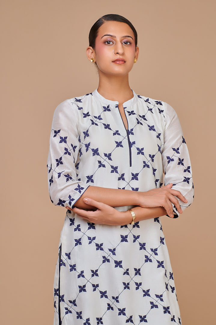 9001335 IVORY INDIGO CLASSIC APPLIQUE